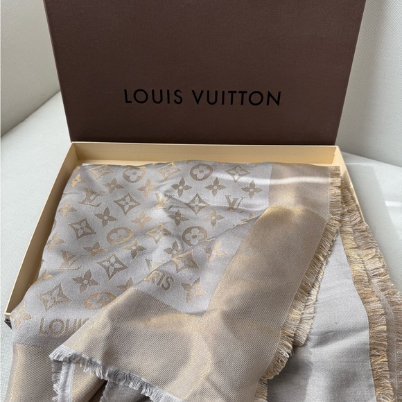 LOUIS VUITTON Monogram Shine Silk Shawl - Picture 4 of 10